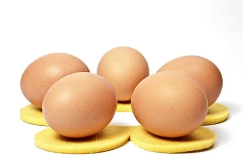 Fünf rohe Eier Stock Photos