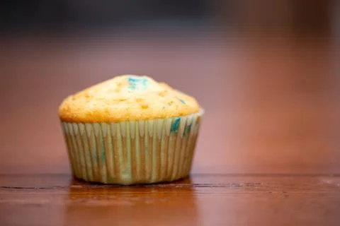 Funfetti muffin sitting on oak table Stockfoto's