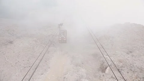 Funicular, the cabin moves on cables to the top of the mountain in the fog. Vídeo Stock 161755240