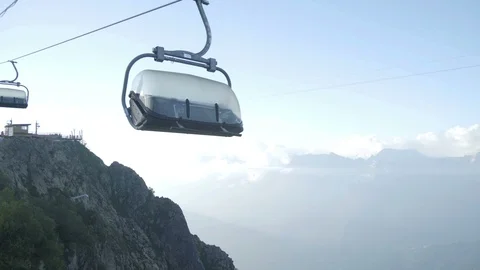 Funicular or cable-railway in mountain in summer season. Vídeo Stock 114883161