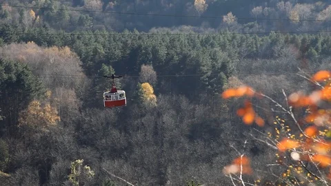 Funicular pulls people from the mountain on a Sunny autumn day Stock-Footage 122707082