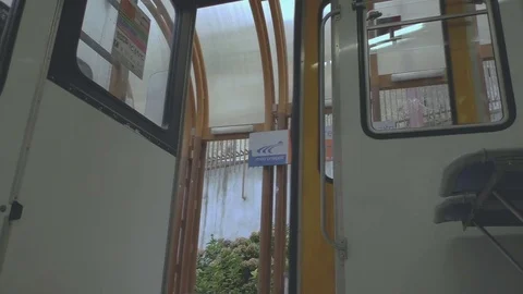 Funicular Railway Door Closes Vídeo Stock 81065793