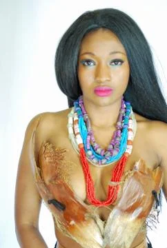 Funky African Model wears Ettiene Eko Couture haute fashion curly hair eco art Foto stock