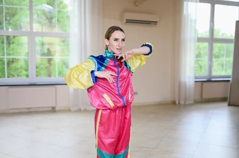 Funky dance training in studio. Young woman in stage clothes dancing in jazz Foto stock