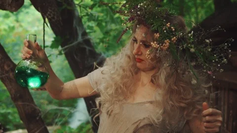 Funny acting animator game, good witch chooses ingredients for magic shiny Video stock 112744112