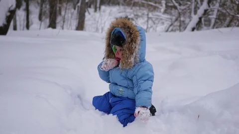 A funny child plays in the snow Vidéo 71269338