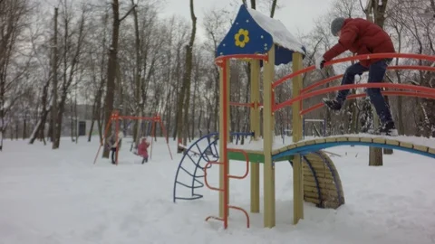 Funny children throw snow at each other. A lot of snow. Cold. 库存影片 88804557