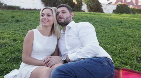 Funny couple on lawn Vídeos de archivo 45589388