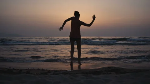 Funny dance at sunset 스톡 동영상 104920132