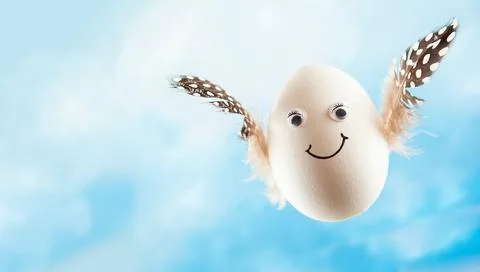 Funny Easter egg flying in the sky background. Stockfoto's