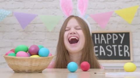 Funny Easter kid girl in bunny ears laughing in decorated room Stock-Footage 171611564