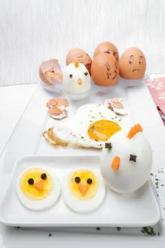 Funny egg faces with daring of sad emotions afraid of cooking Foto stock