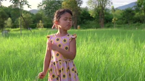 Funny face expression standing at grass field against mountain. 库存影片 202237214