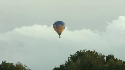 Funny face hot air balloon Video stock 79172886