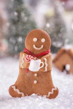 Funny Gingerbread cookie men with marshmallow snowman Stock-Fotos