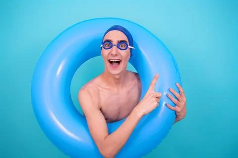 Funny guy with an inflatable ring in the pool. Foto stock