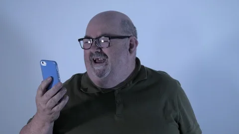 Funny guy on phone chat 스톡 동영상 111890184