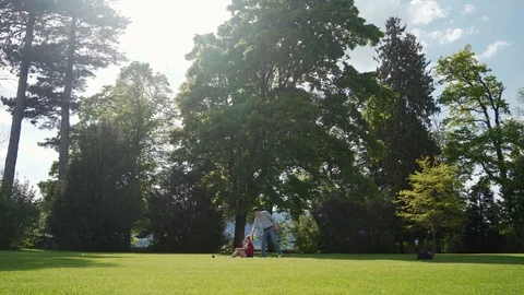 Funny guy waved his hat near girl during picnic in beautiful green park, sunny 库存影片 127785509