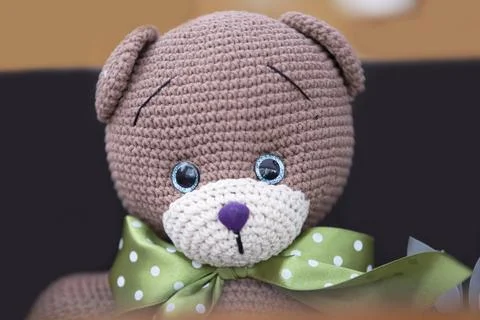 Funny handmade knitted bear close-up. Foto stock
