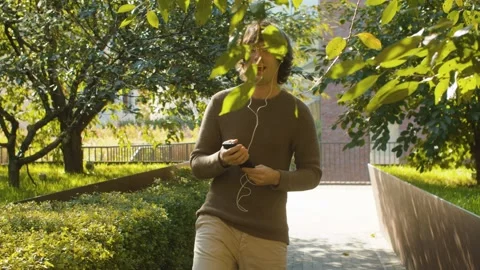 Funny hipster dancing in a park Video stock 142444567