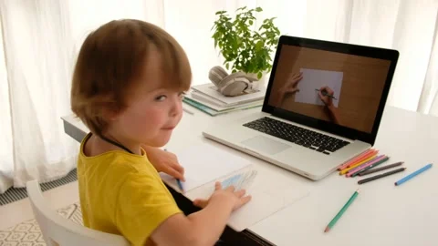 Funny kid learning to draw online Vídeos de archivo 135314625