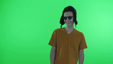Funny man dancing on a green chroma key 動画素材 91967181