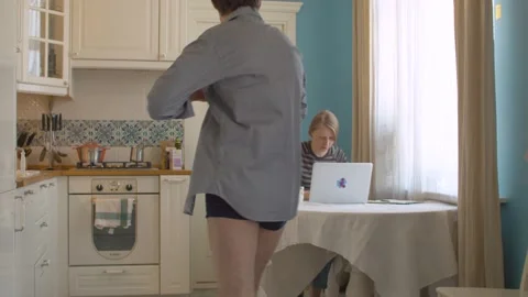 Funny man dancing in the kitchen 動画素材 130968861