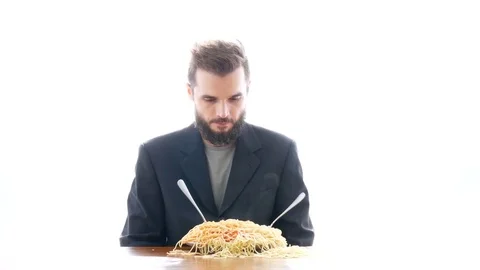 Funny man eating pasta on the table 库存影片 73269643