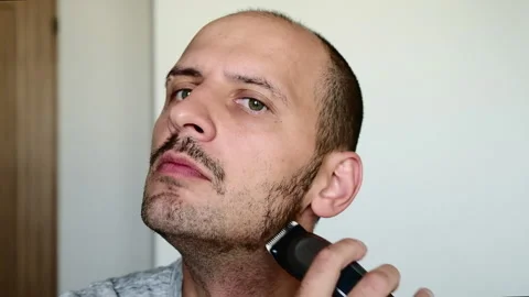 Funny man himself cuts his beard with trim Видео 223558620