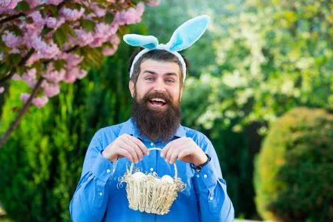 Funny man hunting easter eggs. Portrait of Easter man holds basket with Easter Stockfoto's