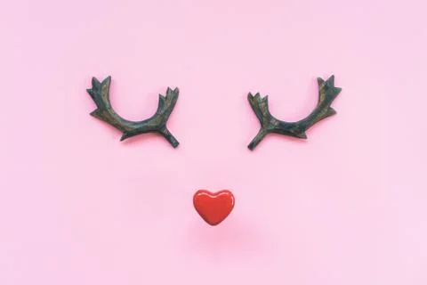 Funny muzzle made of ceramic red heart and wooden reindeer horns Stock-Fotos