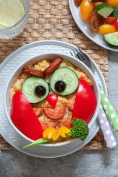 Funny owl mashed potato vegetable puree with sausage for kids lunch Foto stock