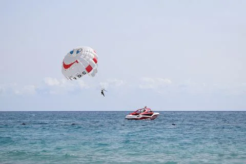 Funny parasail wing pulled by a boat. Sea summer recreation. Summer water bea Foto stock