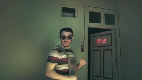 Funny Retro Man with Goggles Dancing in Studio On Air Vídeo Stock 340403143