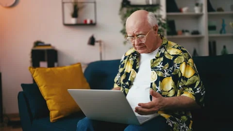 Funny senior man having problems with his laptop, computer crashes, technology Video stock 247976826