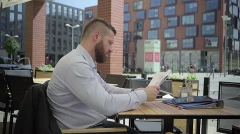 Funny situation during work, businessman loses pen, steadicam. Vidéo 66331909