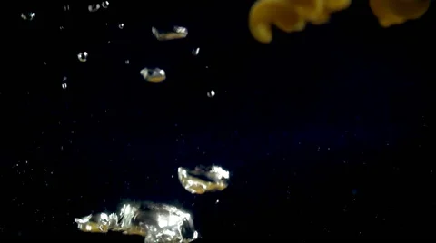 Fusilli Pasta Falling into Water 動画素材 51633438