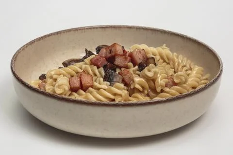 Fusilli Pasta with Ham and Mushrooms in Creamy Sauce Foto stock