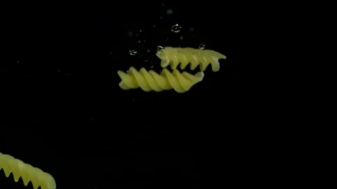 Fusilli paste will fall into the water Stockbeeldmateriaal 194215905