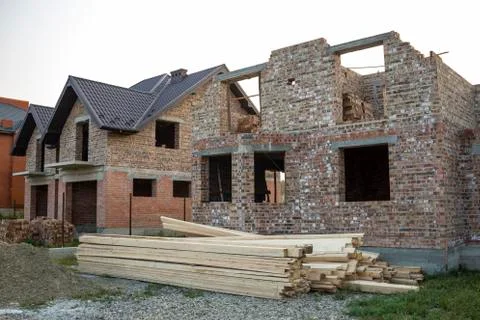 Future cottage under construction and pile of gravel and stack of boards in f Foto stock