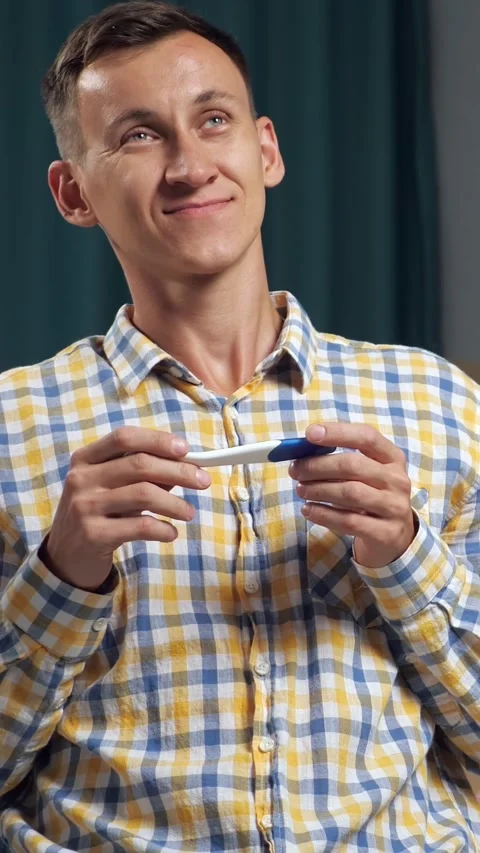 Future father feeling ecstatic and emotional after seeing a positive result on 库存影片 342904082