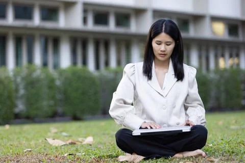 Future remote work combines technology smart phone connection online white .. Foto stock