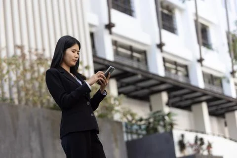 Future remote work combines technology smart phone digital business woman e.. Foto stock