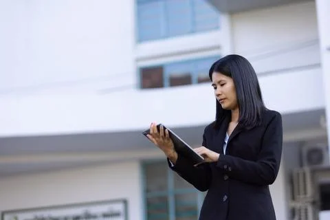 Future remote work combines technology smart phone digital business woman e.. Foto stock