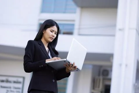 Future remote work combines technology smart phone digital business woman e.. Foto stock
