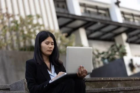 Future remote work combines technology smart phone digital business woman e.. Foto stock