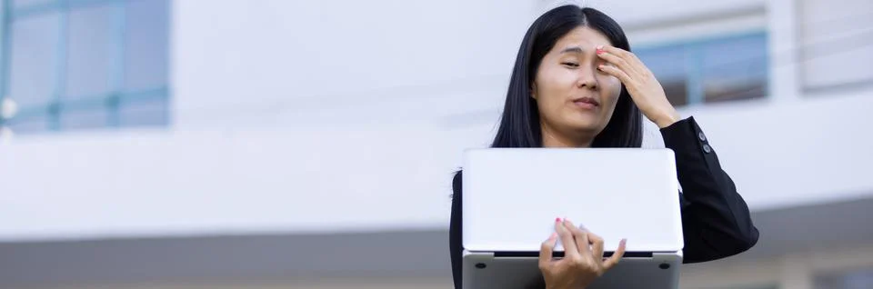 Future remote work combines technology smart phone digital business woman e.. Foto stock