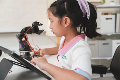 Future of tech A student using a tablet for a creative engineering project. Foto stock