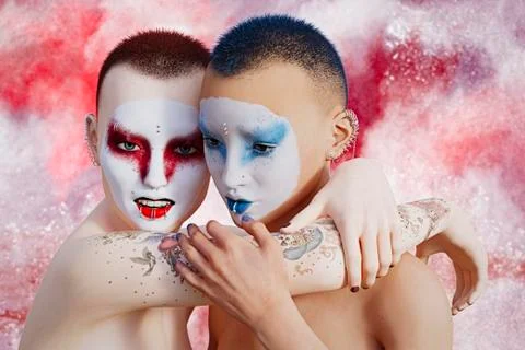 Futuristic geishas hugging Illustrazione stock