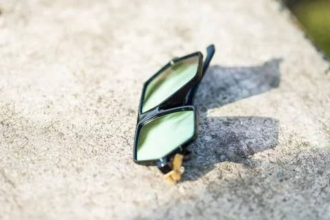 Futuristic oversized sunglasses model with silver color lenses shoot outdoor Stockfoto's